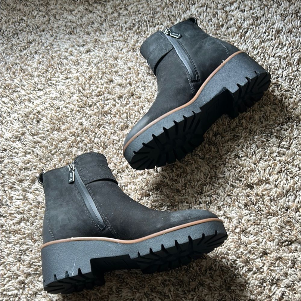 Blondo Size 8 Black Ankle Booties with Rugged Sole and Zipper - Picture 3 of 6